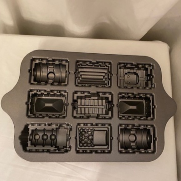 Nordic Ware Cast Aluminum Railway Cake Pan - Picture 2 of 4